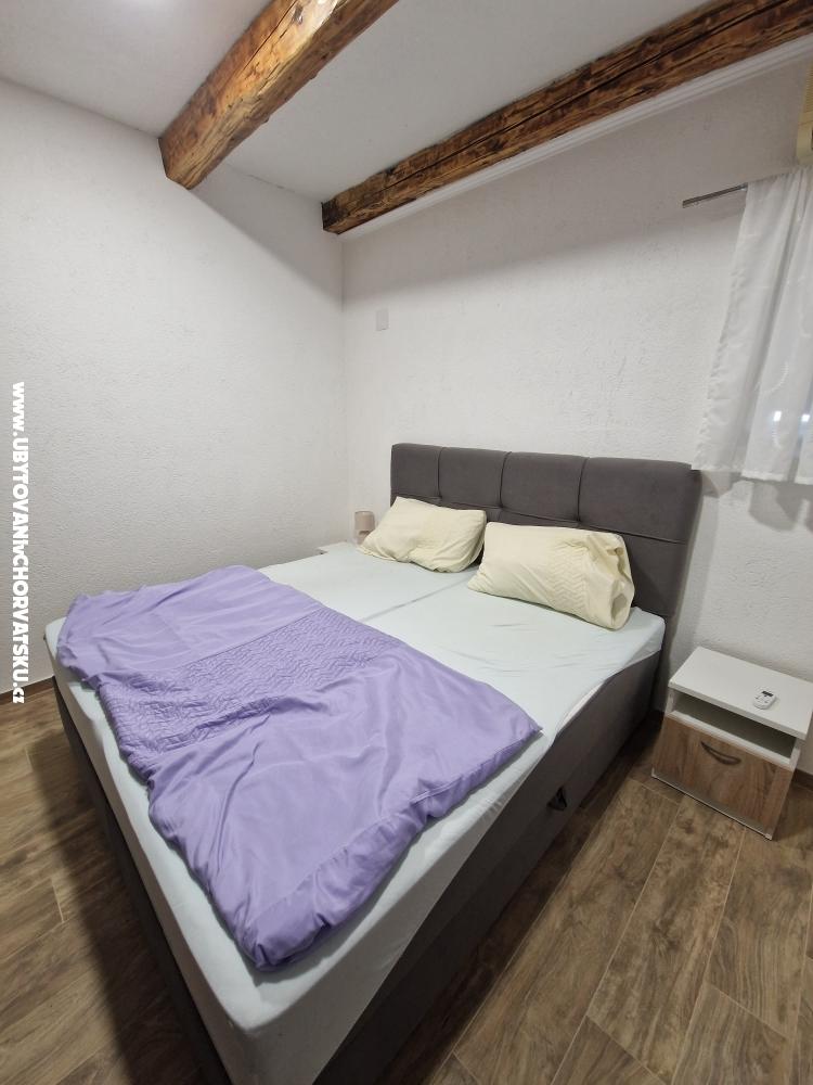 Kua Robert 2 sa bazenom Cesarica - Karlobag Hrvatska