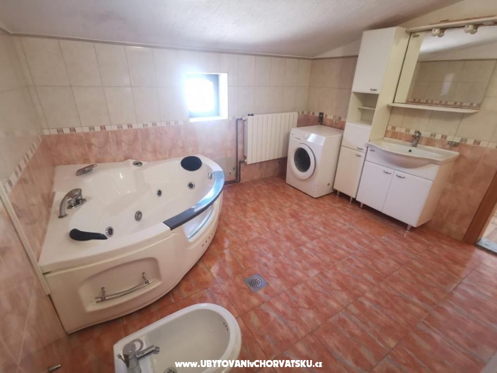 Kua Robert 2 sa bazenom Cesarica - Karlobag Hrvatska