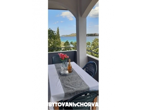 Apartmani 10 metara od mora - Primoten Hrvatska