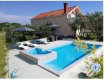 Family friendly Apt with a pool - Privlaka Chorvatsko