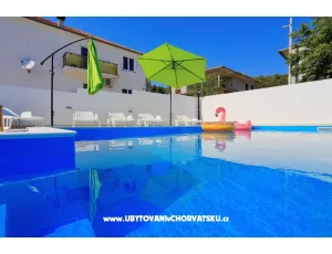 Apartm�n and pool Nika