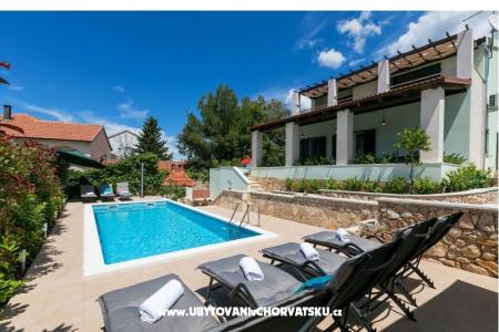 Villa Marina + pool Rogoznica Chorvatsko