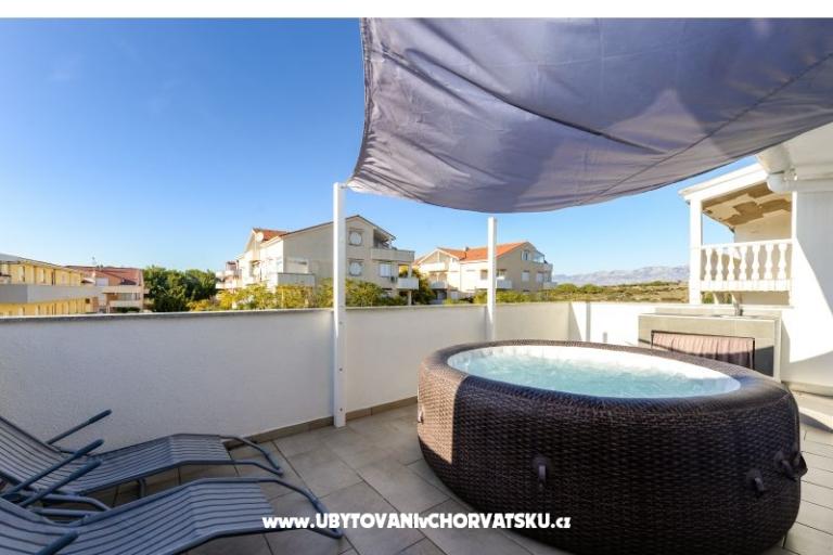 Apartmán s bazénem and jacuzzi – foto 18