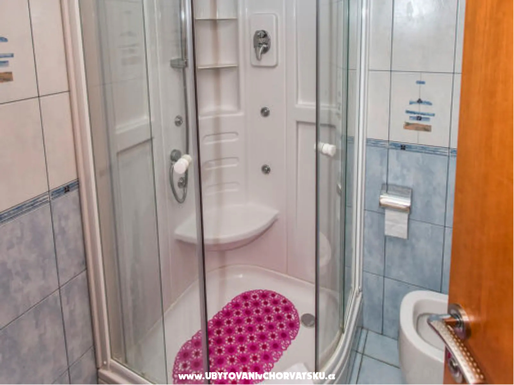 Beachfront Ferienwohnungen Laszlo - Karlobag Kroatien