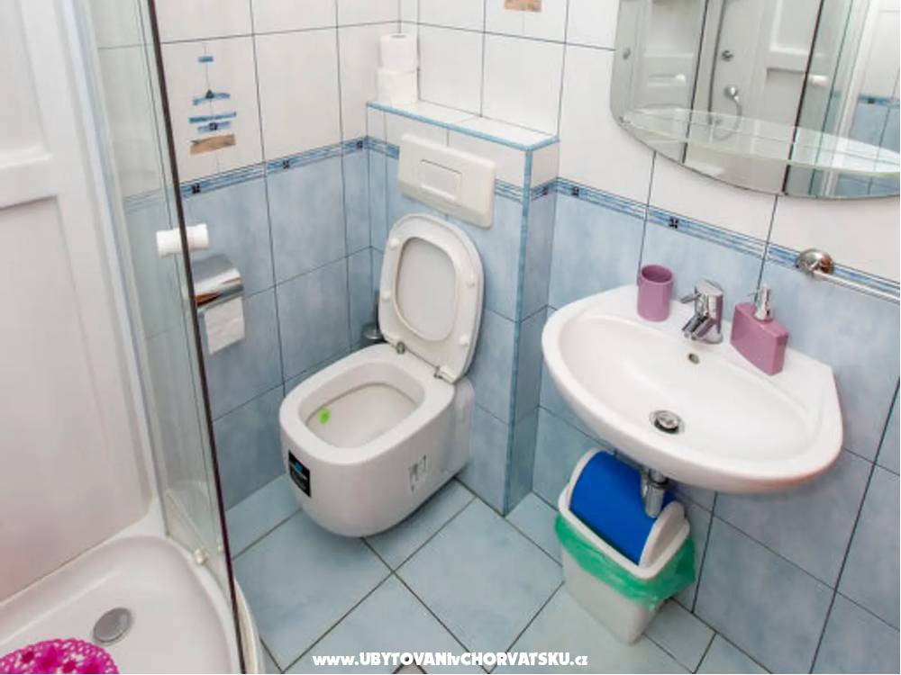 Beachfront Ferienwohnungen Laszlo - Karlobag Kroatien