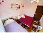 Villa Ana , one min walk to beach - Pirovac Kroatien