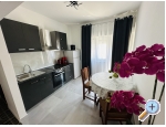 Villa Ana , one min walk to beach - Pirovac Kroatien