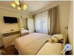 Villa Ana , one min walk to beach - Pirovac Kroatien