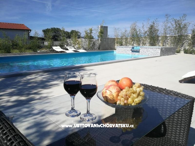 Family friendly Apt with a pool  – ubytování Privlaka, Chorvatsko – foto 6